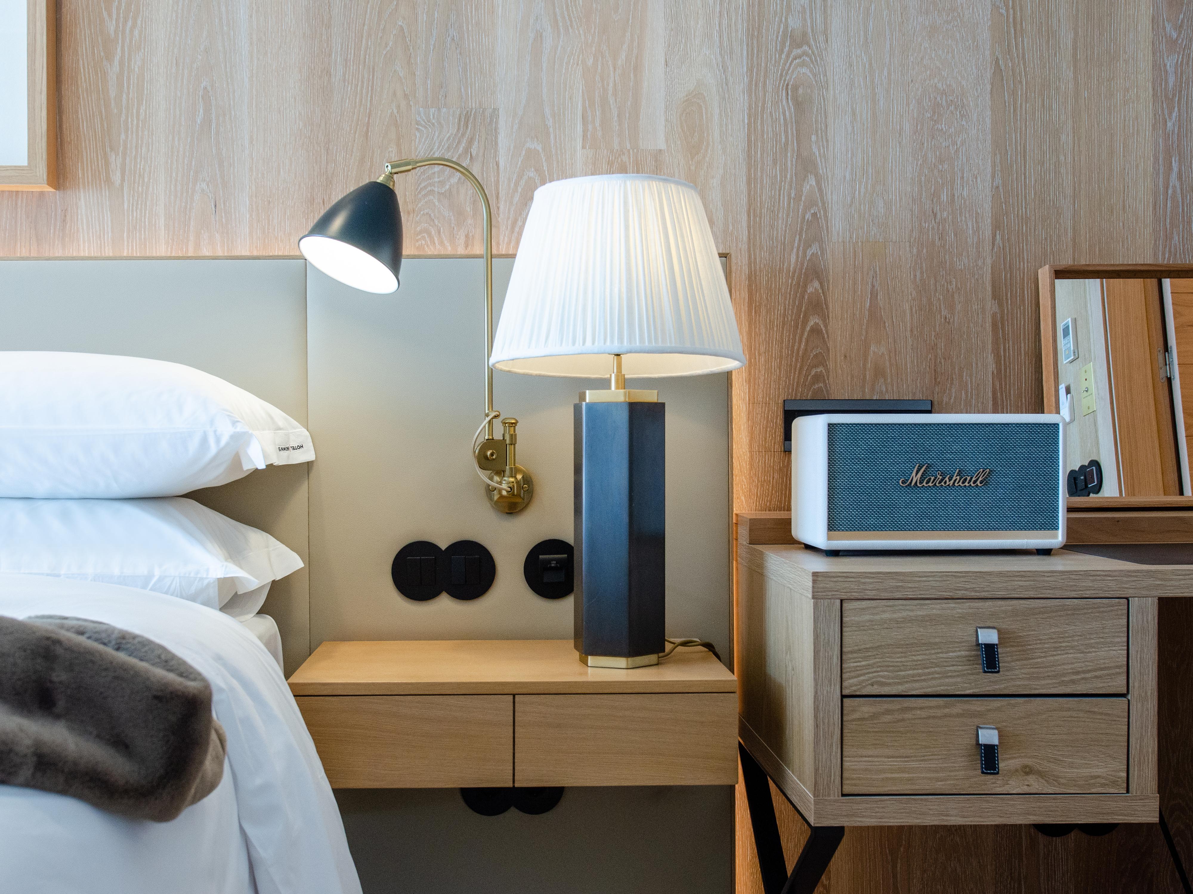 Browns Avenue Hotel 리스본 외부 사진 A bedside table