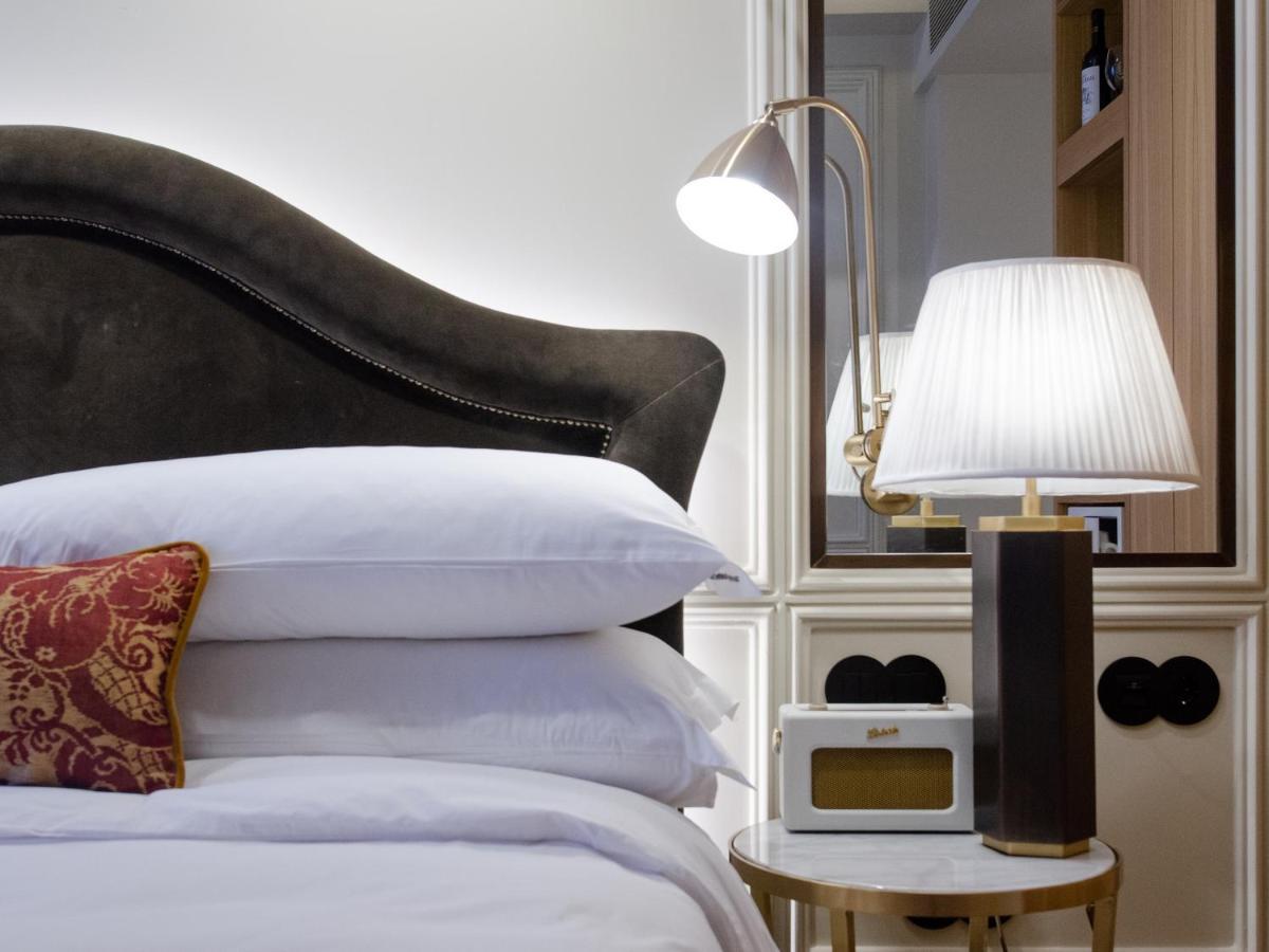 Browns Avenue Hotel 리스본 외부 사진 A lamp on a bedside table