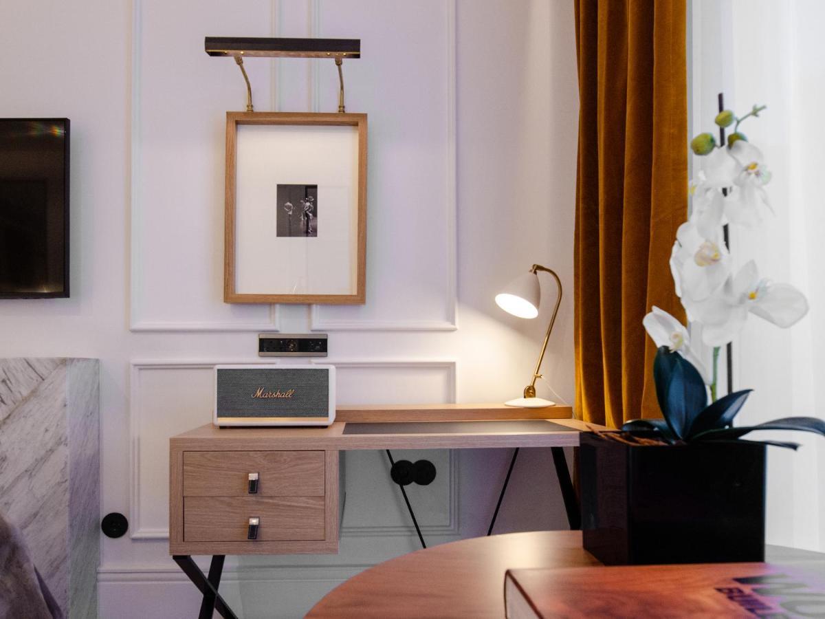 Browns Avenue Hotel 리스본 외부 사진 A wall-mounted picture light