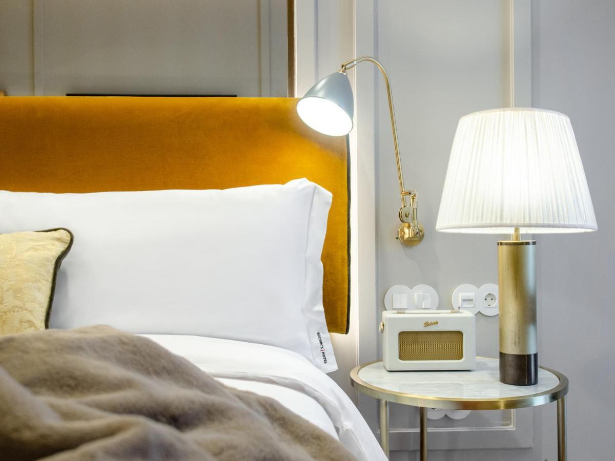 Browns Avenue Hotel 리스본 외부 사진 A bedside table with a lamp and a radio