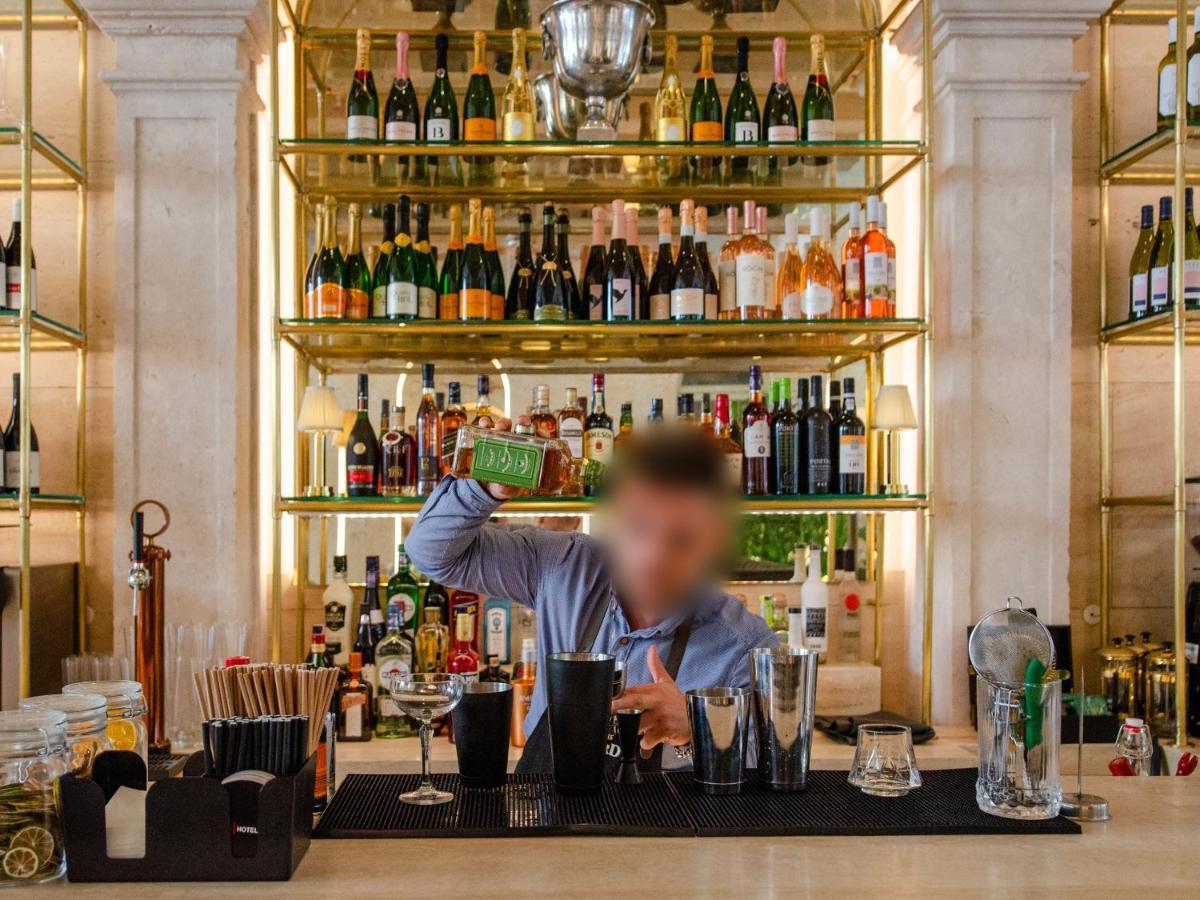 Browns Avenue Hotel 리스본 외부 사진 A bartender at work