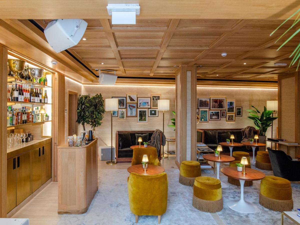 Browns Avenue Hotel 리스본 외부 사진 The bar at the 100 Queen's Gate