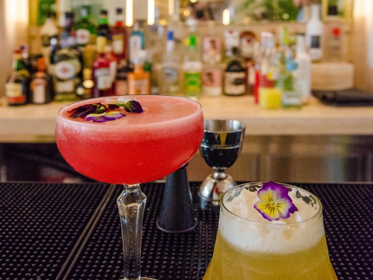 Browns Avenue Hotel 리스본 외부 사진 A French 75 (right) and a Clover Club (left)