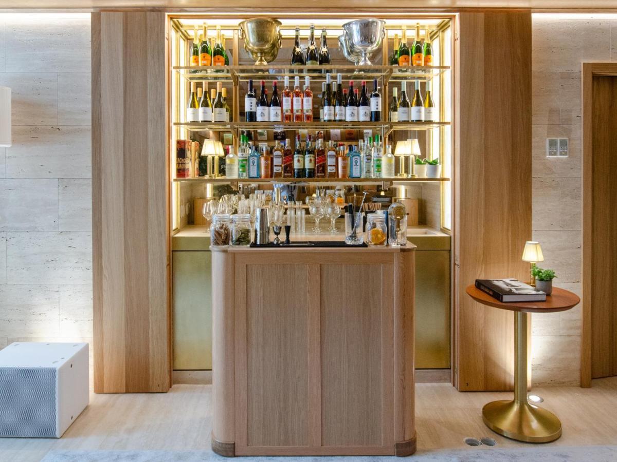 Browns Avenue Hotel 리스본 외부 사진 The bar at the 100 Queen's Gate