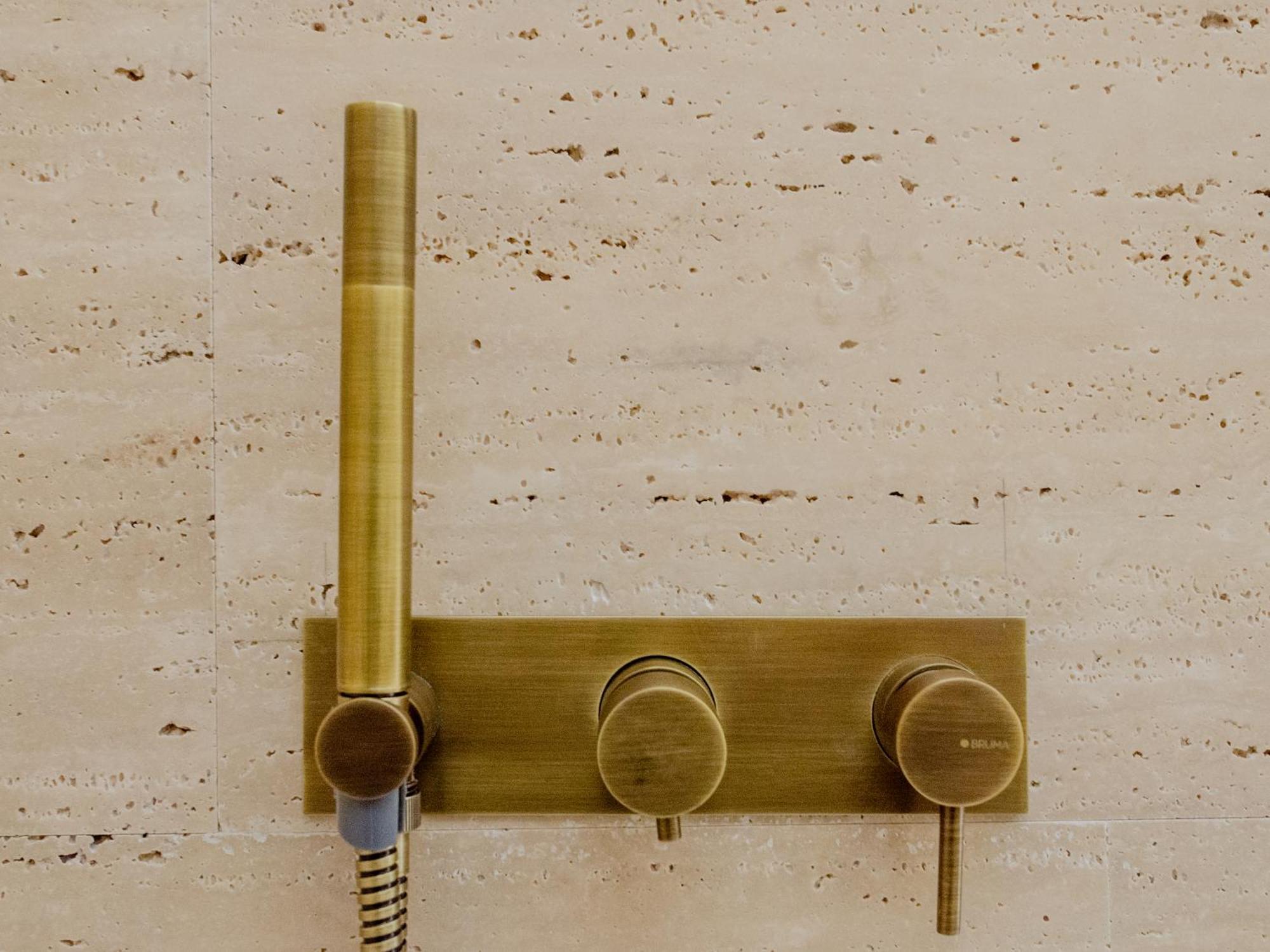 Browns Avenue Hotel 리스본 객실 사진 A shower mixer